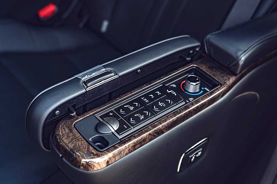 有一說，司機是老闆們最親近的部屬，那麼提供他們一個安全的工作環境Toyota Alphard也是保障自己的安全。