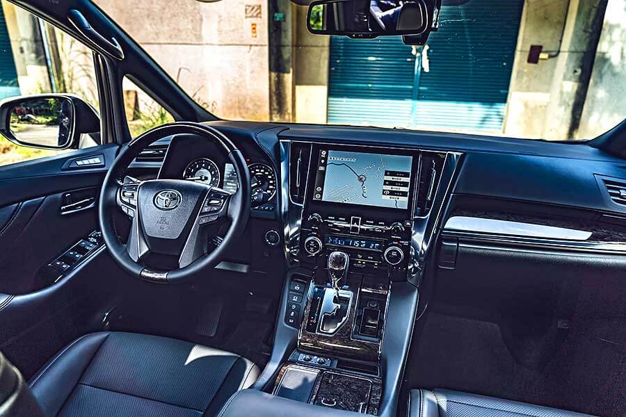 有一說，司機是老闆們最親近的部屬，那麼提供他們一個安全的工作環境Toyota Alphard也是保障自己的安全。