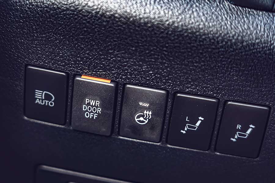 有一說，司機是老闆們最親近的部屬，那麼提供他們一個安全的工作環境Toyota Alphard也是保障自己的安全。