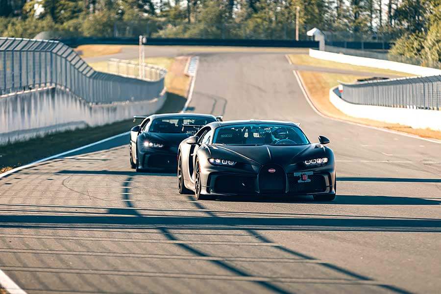 在家悶了許久,最好的解悶方式就是開著Bugatti Chiron Pur Sport使盡全力衝一回。