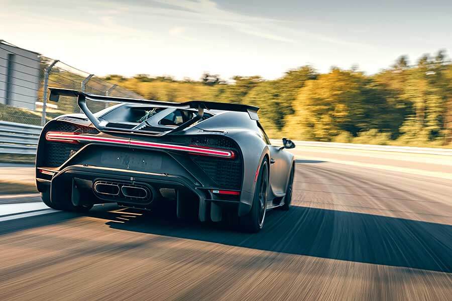 在家悶了許久,最好的解悶方式就是開著Bugatti Chiron Pur Sport使盡全力衝一回。