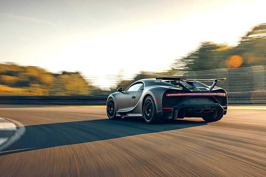 chironpursport-18 在家悶了許久,最好的解悶方式就是開著Bugatti Chiron Pur Sport使盡全力衝一回。