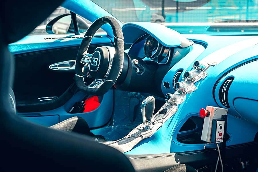 在家悶了許久，最好的解悶方式就是開著Bugatti Chiron Pur Sport使盡全力衝一回。