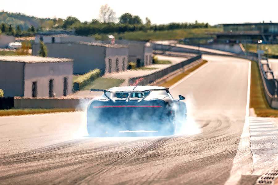 在家悶了許久,最好的解悶方式就是開著Bugatti Chiron Pur Sport使盡全力衝一回。