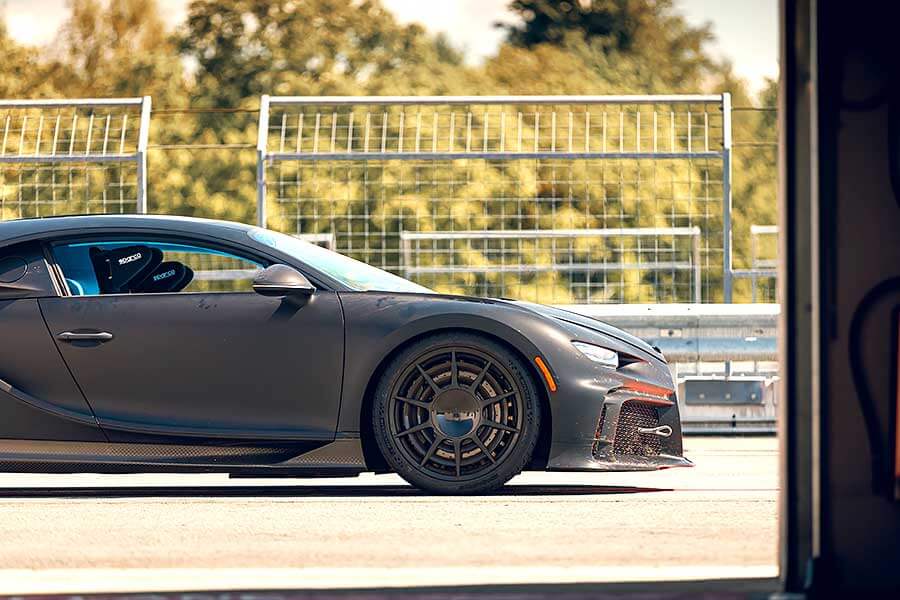 chironpursport-3 在家悶了許久,最好的解悶方式就是開著Bugatti Chiron Pur Sport使盡全力衝一回。