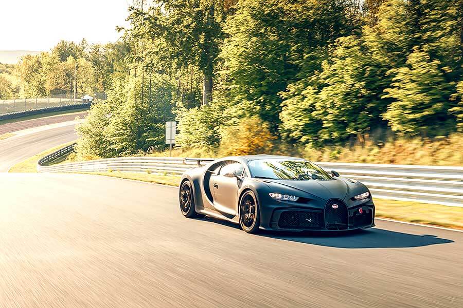 在家悶了許久,最好的解悶方式就是開著Bugatti Chiron Pur Sport使盡全力衝一回。