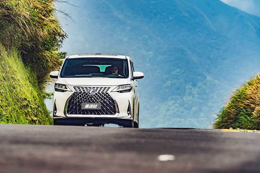 Lexus LM300h讓舒適、大空間與高質感得以兼容並蓄,再普通不過的話套用在廂車身上,產生的反應便全然不同……。