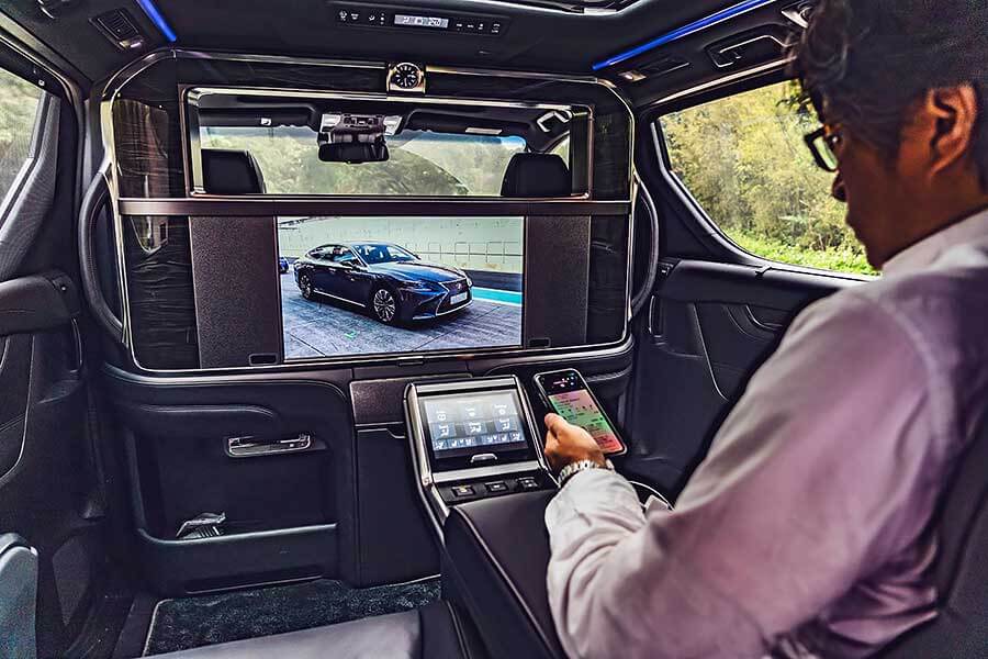 lm300h-10 Lexus LM300h讓舒適、大空間與高質感得以兼容並蓄,再普通不過的話套用在廂車身上,產生的反應便全然不同……。