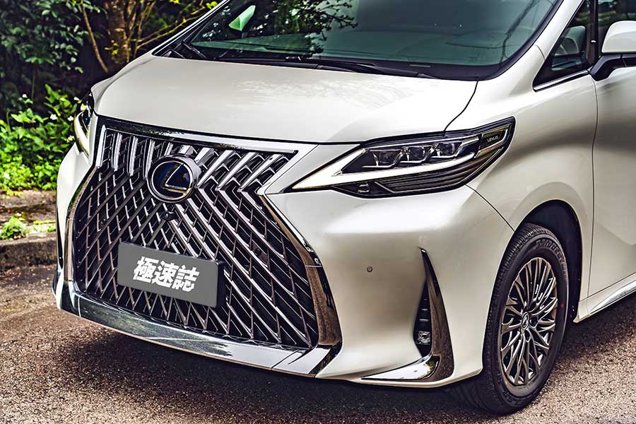 lm300h-11 Lexus LM300h讓舒適、大空間與高質感得以兼容並蓄,再普通不過的話套用在廂車身上,產生的反應便全然不同……。