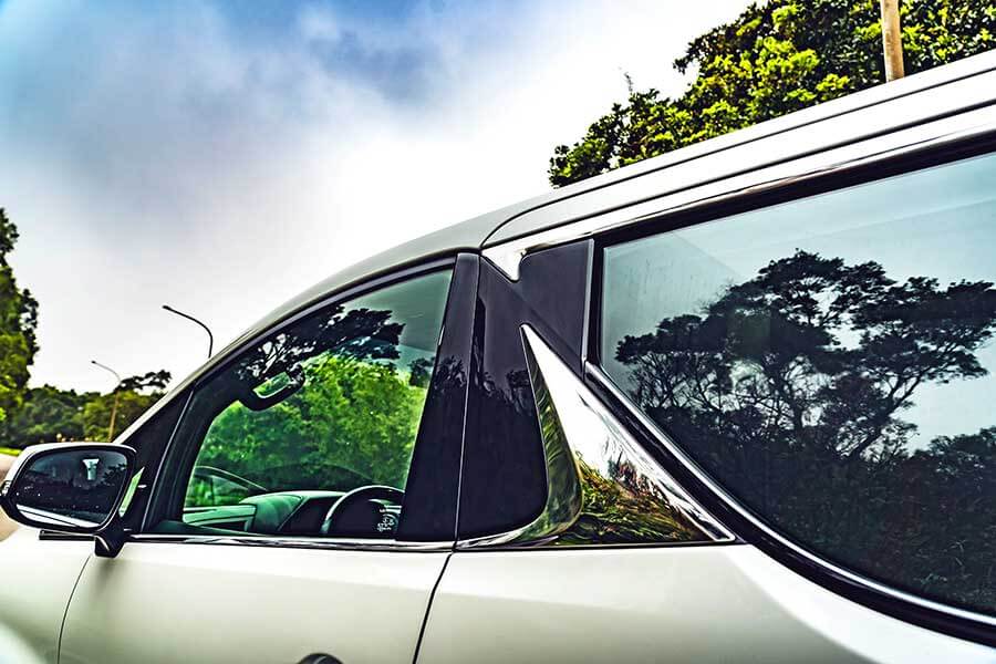 lm300h-12 Lexus LM300h讓舒適、大空間與高質感得以兼容並蓄,再普通不過的話套用在廂車身上,產生的反應便全然不同……。