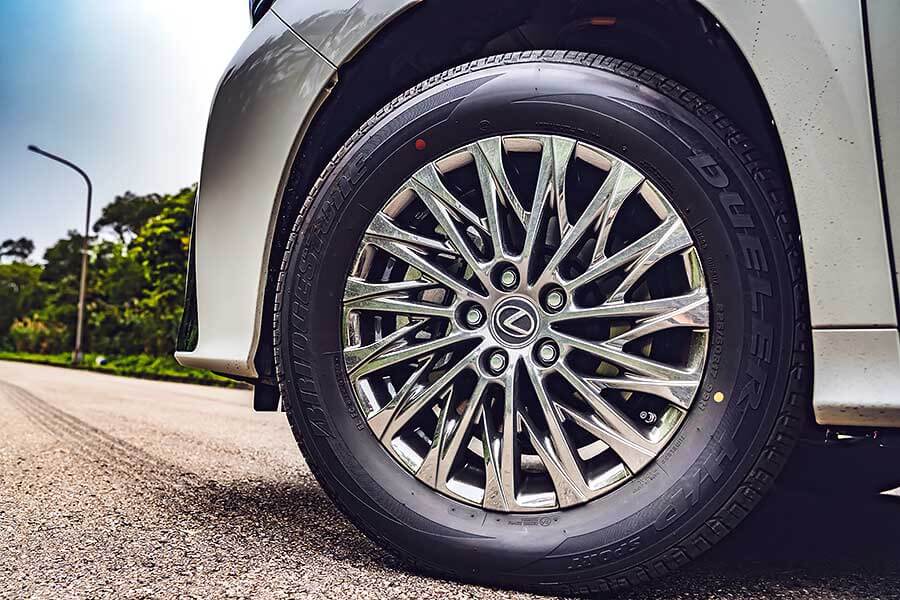 lm300h-14 Lexus LM300h讓舒適、大空間與高質感得以兼容並蓄,再普通不過的話套用在廂車身上,產生的反應便全然不同……。