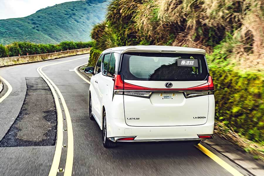 Lexus LM300h讓舒適、大空間與高質感得以兼容並蓄,再普通不過的話套用在廂車身上,產生的反應便全然不同……。