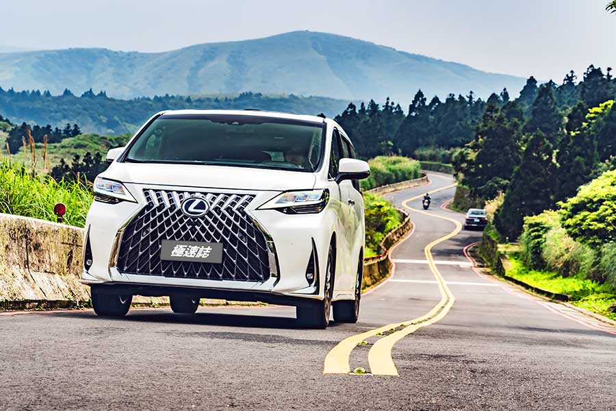 Lexus LM300h讓舒適、大空間與高質感得以兼容並蓄,再普通不過的話套用在廂車身上,產生的反應便全然不同……。