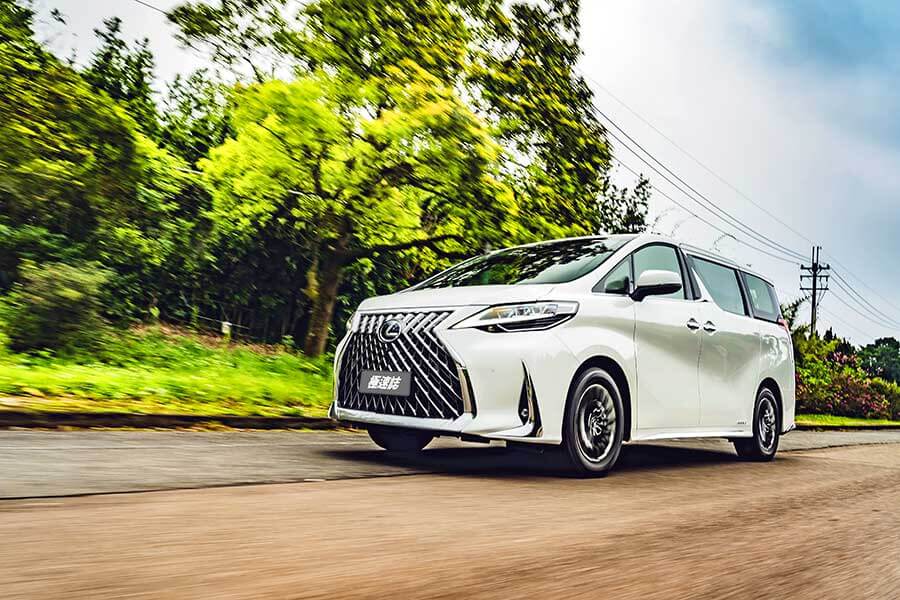 Lexus LM300h讓舒適、大空間與高質感得以兼容並蓄,再普通不過的話套用在廂車身上,產生的反應便全然不同……。