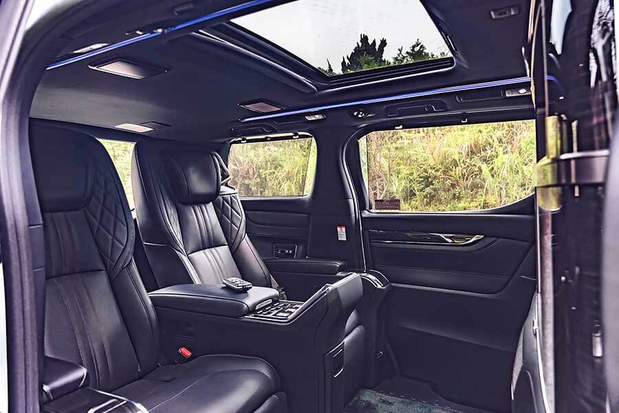 Lexus LM300h讓舒適、大空間與高質感得以兼容並蓄，再普通不過的話套用在廂車身上，產生的反應便全然不同……。
