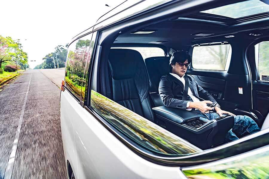 Lexus LM300h讓舒適、大空間與高質感得以兼容並蓄,再普通不過的話套用在廂車身上,產生的反應便全然不同……。