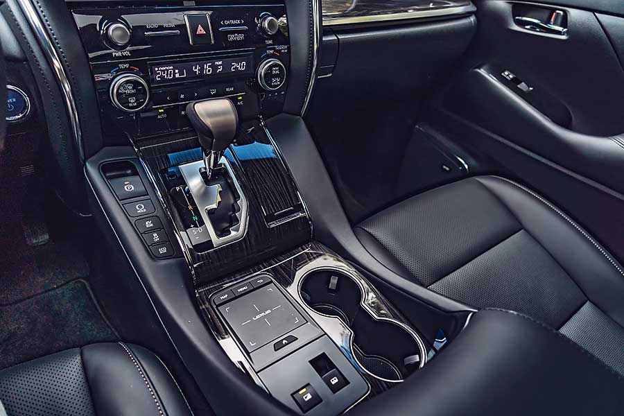 lm300h-5 Lexus LM300h讓舒適、大空間與高質感得以兼容並蓄,再普通不過的話套用在廂車身上,產生的反應便全然不同……。