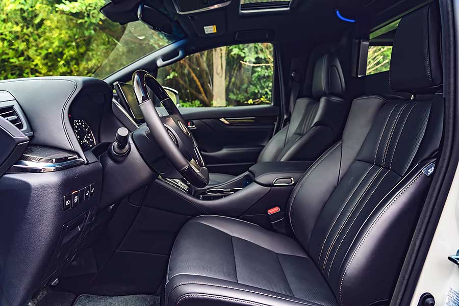Lexus LM300h讓舒適、大空間與高質感得以兼容並蓄，再普通不過的話套用在廂車身上，產生的反應便全然不同……。