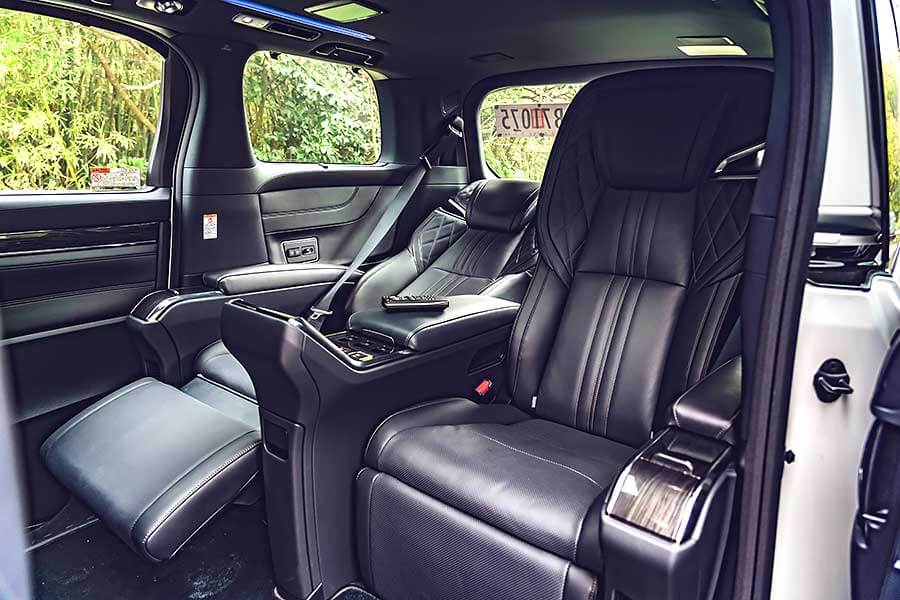 lm300h-7 Lexus LM300h讓舒適、大空間與高質感得以兼容並蓄,再普通不過的話套用在廂車身上,產生的反應便全然不同……。