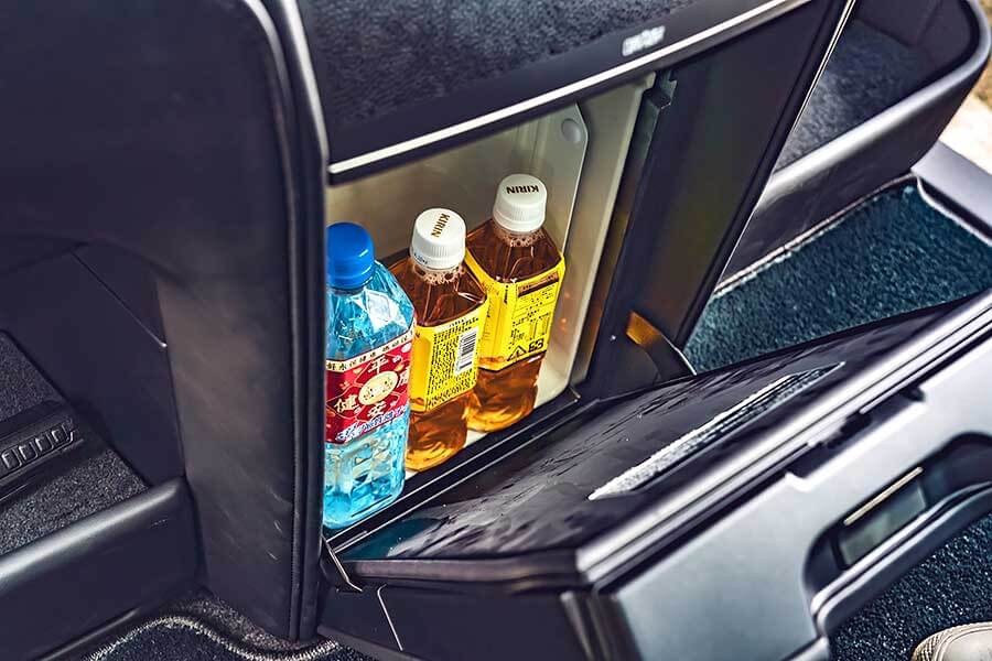 既然Lexus LM300h湊巧遇上了BMW 740Li,不如就……。