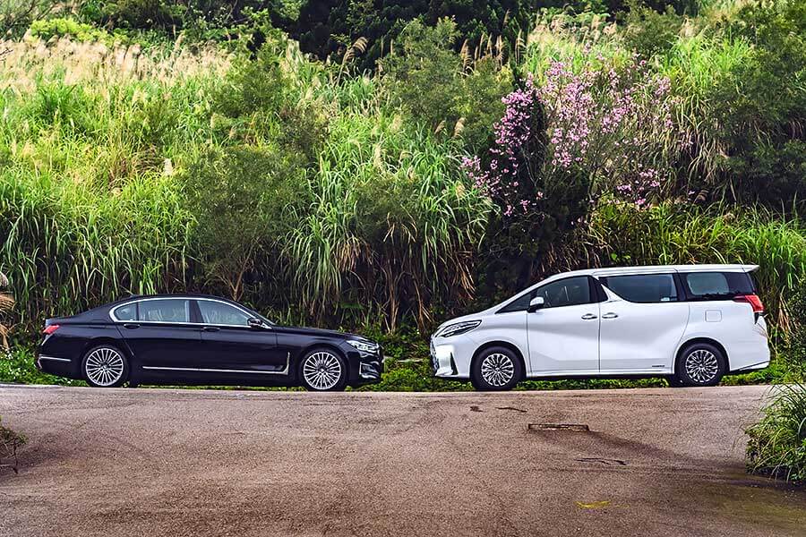 既然Lexus LM300h湊巧遇上了BMW 740Li,不如就……。