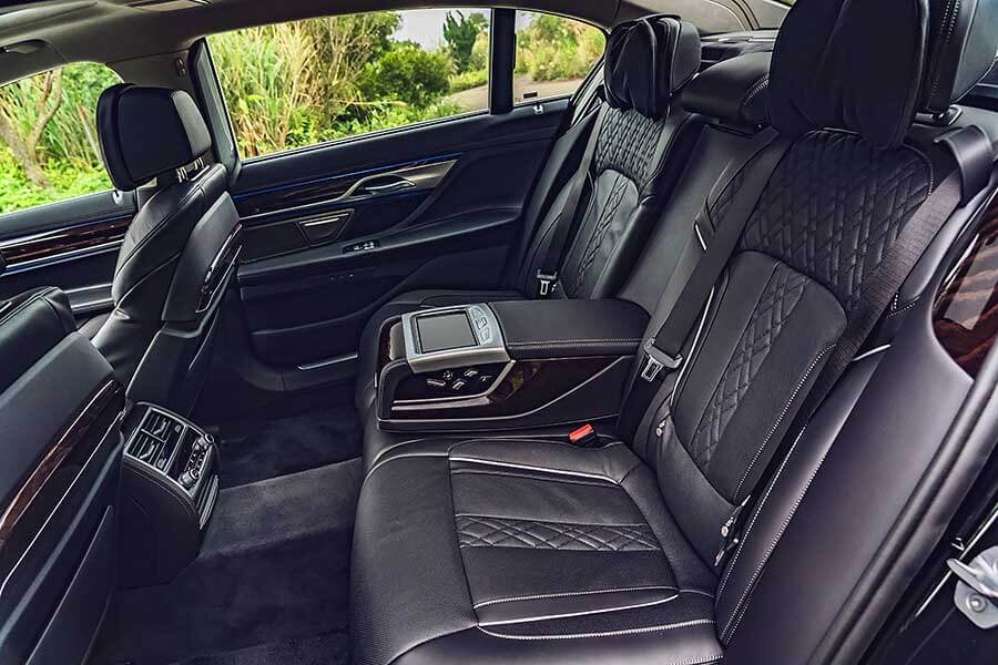 既然Lexus LM300h湊巧遇上了BMW 740Li,不如就……。