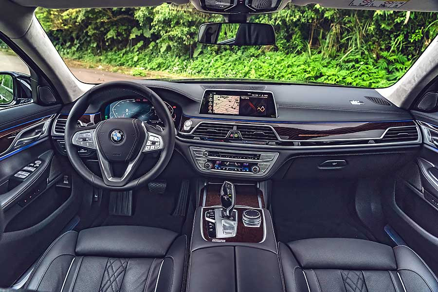 既然Lexus LM300h湊巧遇上了BMW 740Li,不如就……。