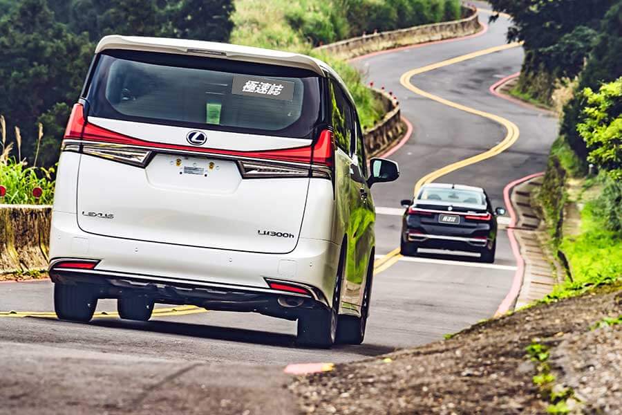 既然Lexus LM300h湊巧遇上了BMW 740Li,不如就……。