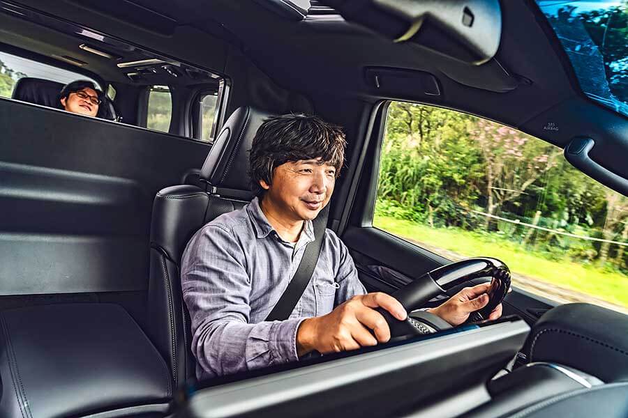 既然Lexus LM300h湊巧遇上了BMW 740Li,不如就……。