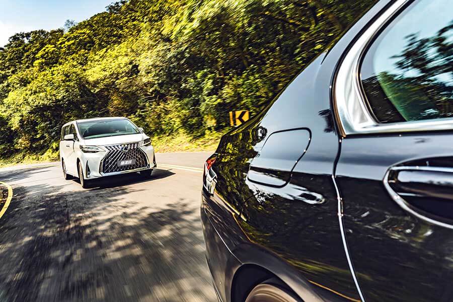 既然Lexus LM300h湊巧遇上了BMW 740Li,不如就……。