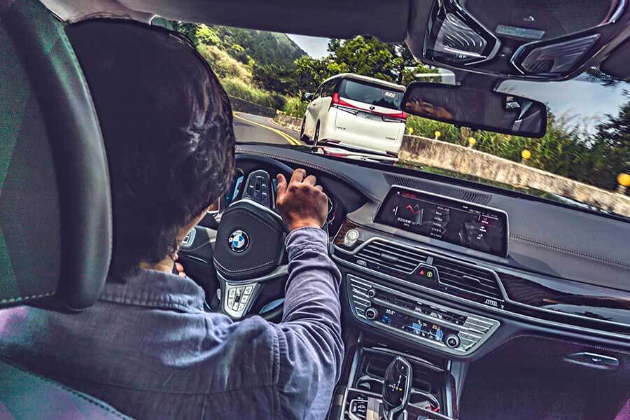 既然Lexus LM300h湊巧遇上了BMW 740Li,不如就……。