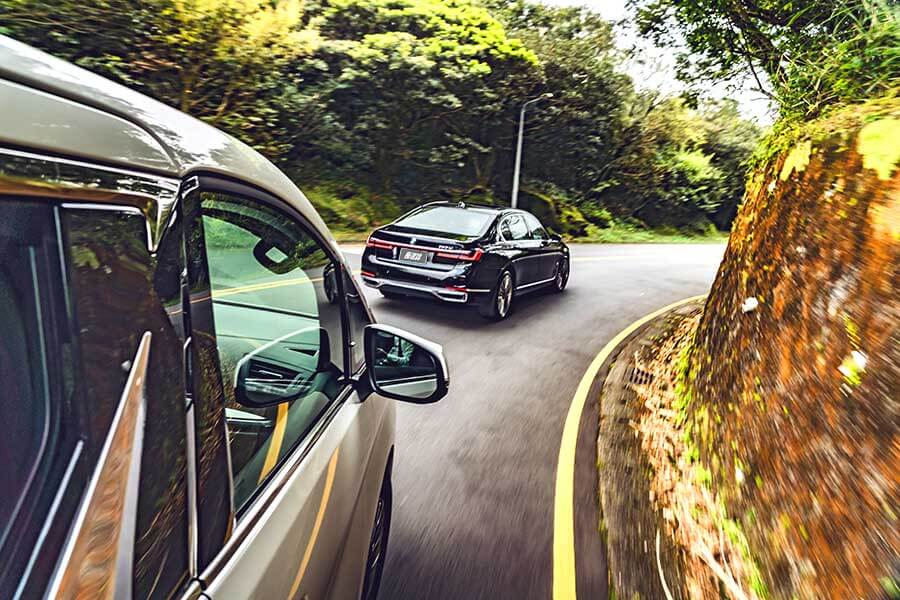 既然Lexus LM300h湊巧遇上了BMW 740Li,不如就……。