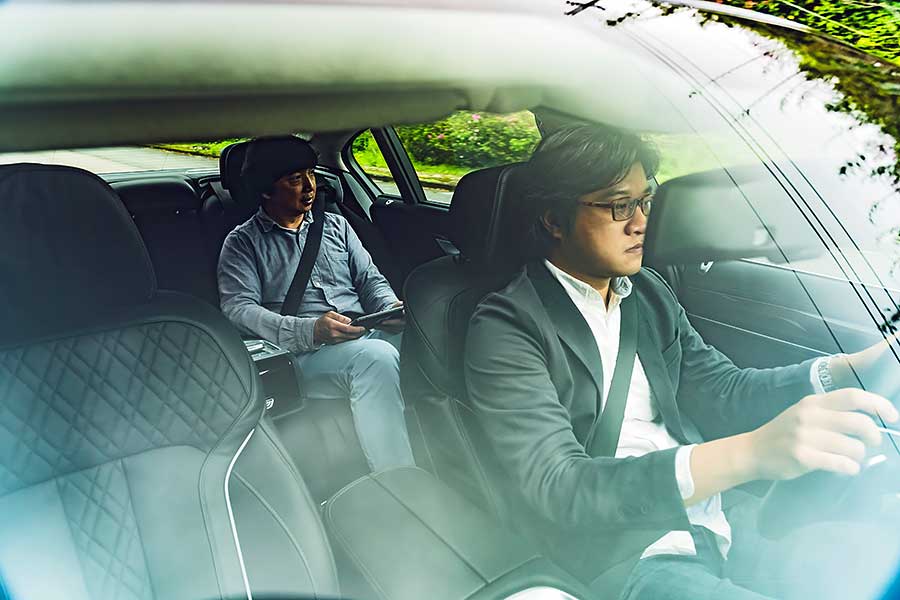 既然Lexus LM300h湊巧遇上了BMW 740Li,不如就……。