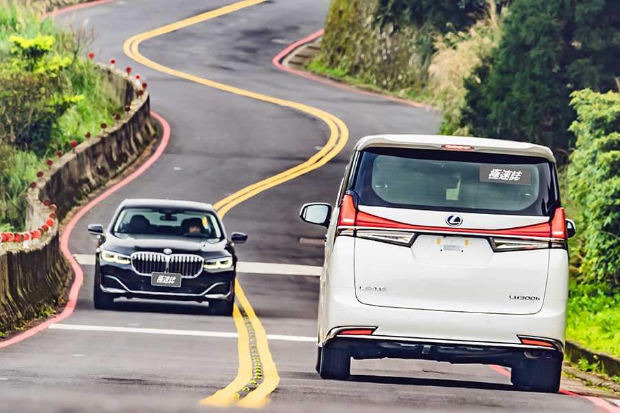 既然Lexus LM300h湊巧遇上了BMW 740Li,不如就……。