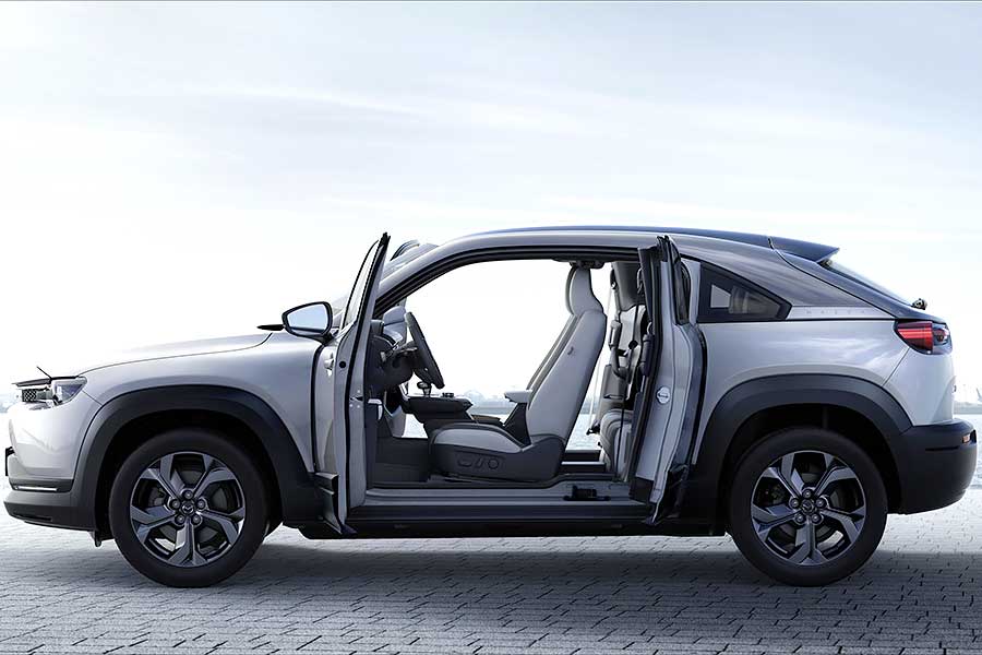 mx30-6 喜迎建廠百周年的Mazda,在去年底發表了首款純電動車MX-30,隨後在不久前的三月選擇在英國展開預售,兩個月後,正式宣布在歐洲全市場開賣啦!