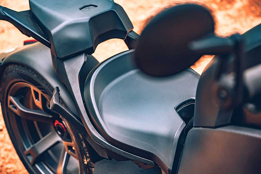 ryker-15 想要高調嘛?那你真的不能錯過Can-Am Ryker 900這輛擁有千萬跑車吸晴程度的三輪車。