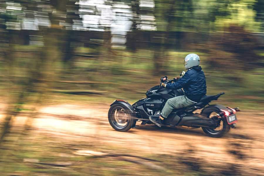 想要高調嘛?那你真的不能錯過Can-Am Ryker 900這輛擁有千萬跑車吸晴程度的三輪車。