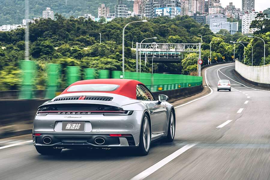 911cabriolet-29 今天,就開著到Porsche 911 Carrera S Cabriolet處逛逛吧。