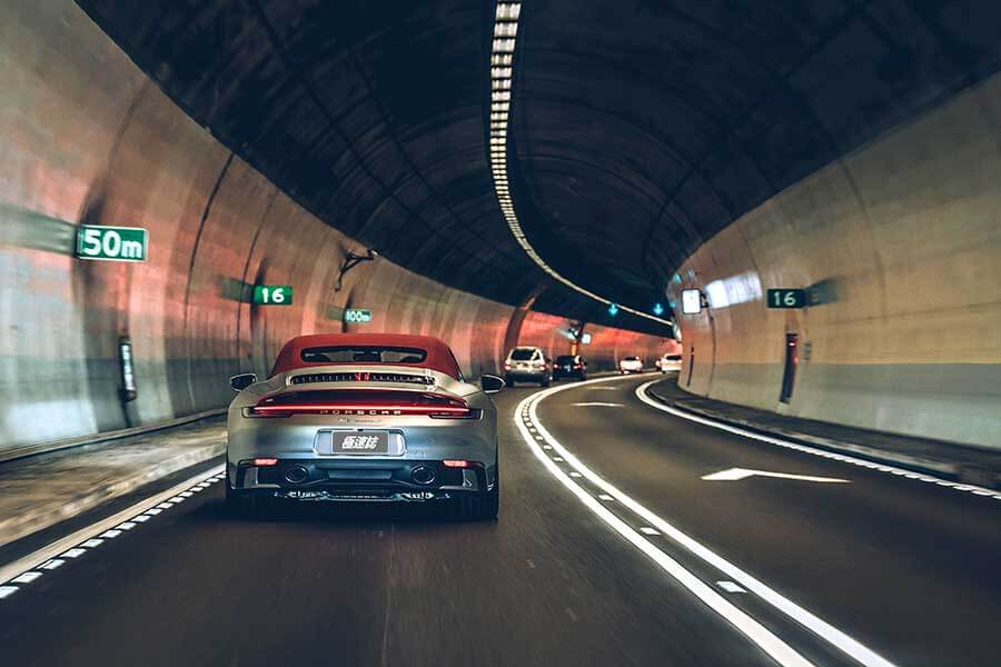 911cabriolet-30 今天,就開著到Porsche 911 Carrera S Cabriolet處逛逛吧。