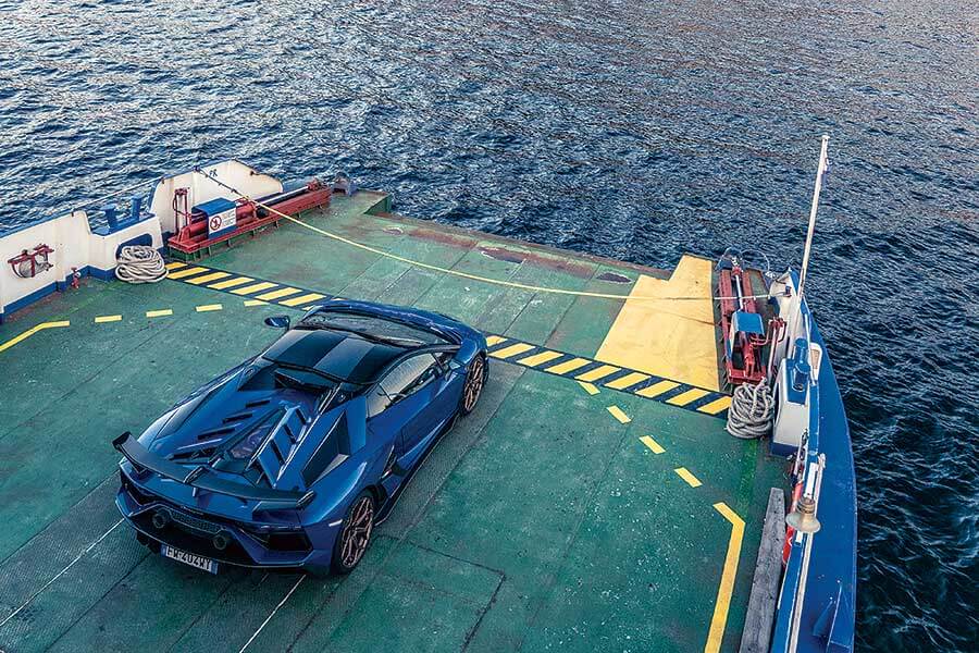 當藍寶送上門拜託你駕駛他們的Aventador絕響去英國,你當然會選一條漫長歸途。