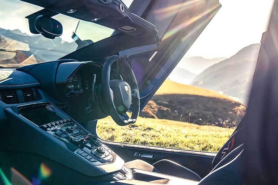 當藍寶送上門拜託你駕駛他們的Aventador絕響去英國,你當然會選一條漫長歸途。