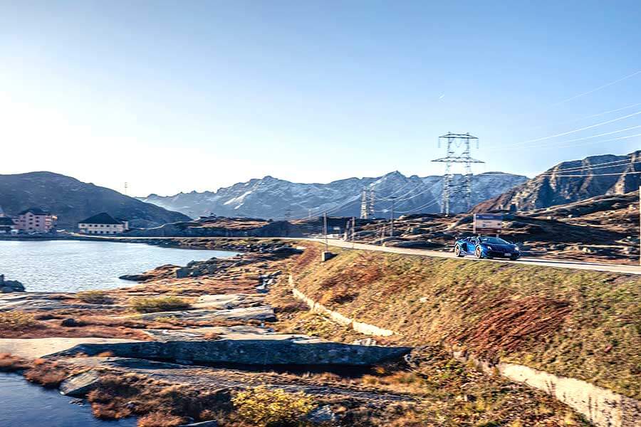 當藍寶送上門拜託你駕駛他們的Aventador絕響去英國,你當然會選一條漫長歸途。