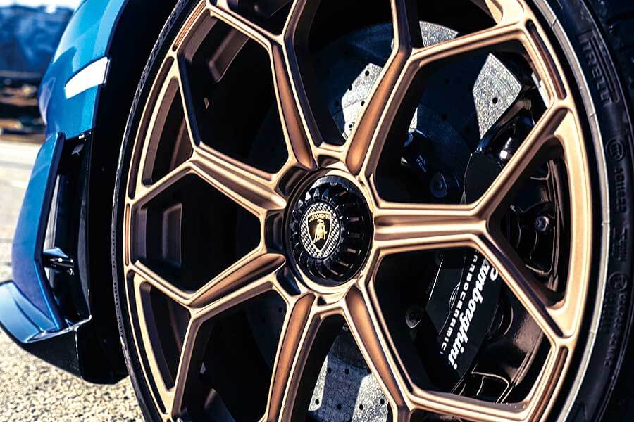 當藍寶送上門拜託你駕駛他們的Aventador絕響去英國,你當然會選一條漫長歸途。