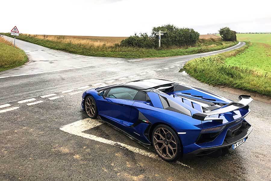 當藍寶送上門拜託你駕駛他們的Aventador絕響去英國,你當然會選一條漫長歸途。