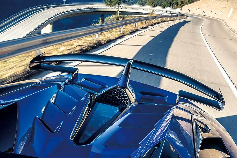 當藍寶送上門拜託你駕駛他們的Aventador絕響去英國,你當然會選一條漫長歸途。