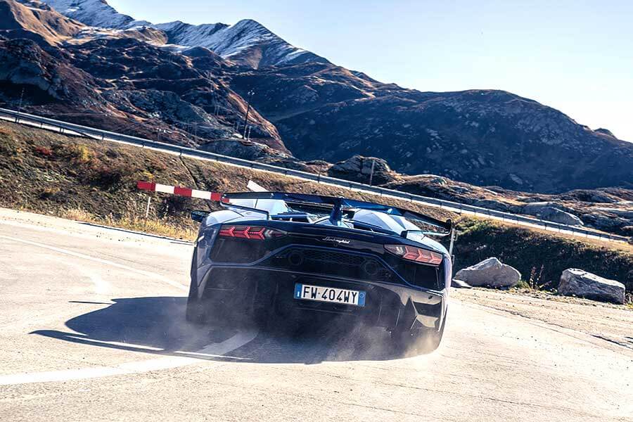 當藍寶送上門拜託你駕駛他們的Aventador絕響去英國,你當然會選一條漫長歸途。
