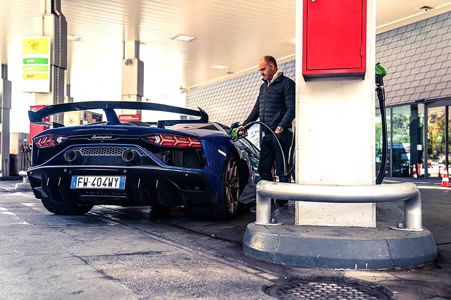 當藍寶送上門拜託你駕駛他們的Aventador絕響去英國,你當然會選一條漫長歸途。