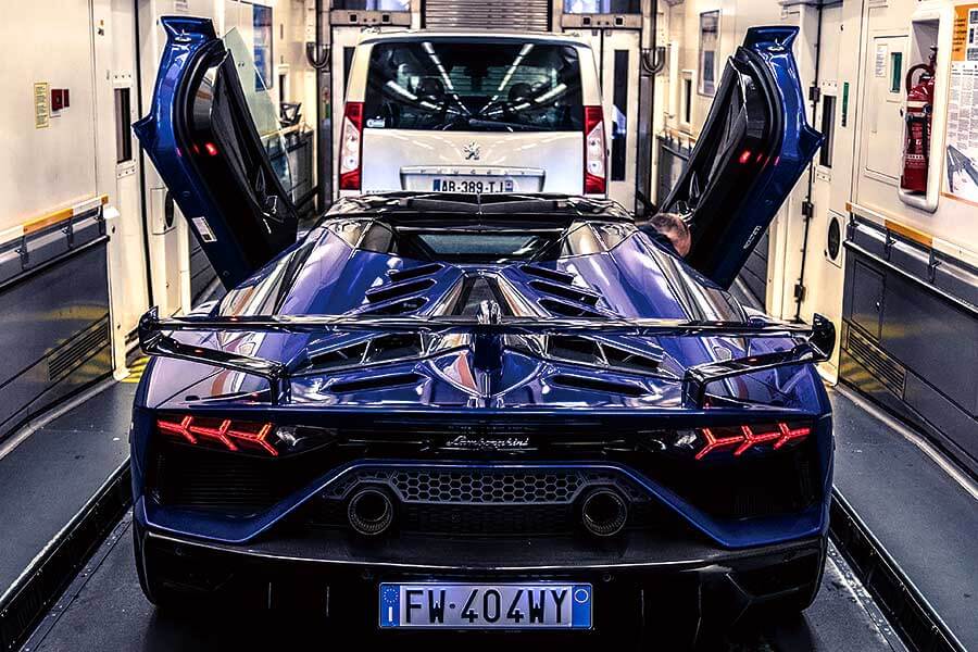 當藍寶送上門拜託你駕駛他們的Aventador絕響去英國,你當然會選一條漫長歸途。