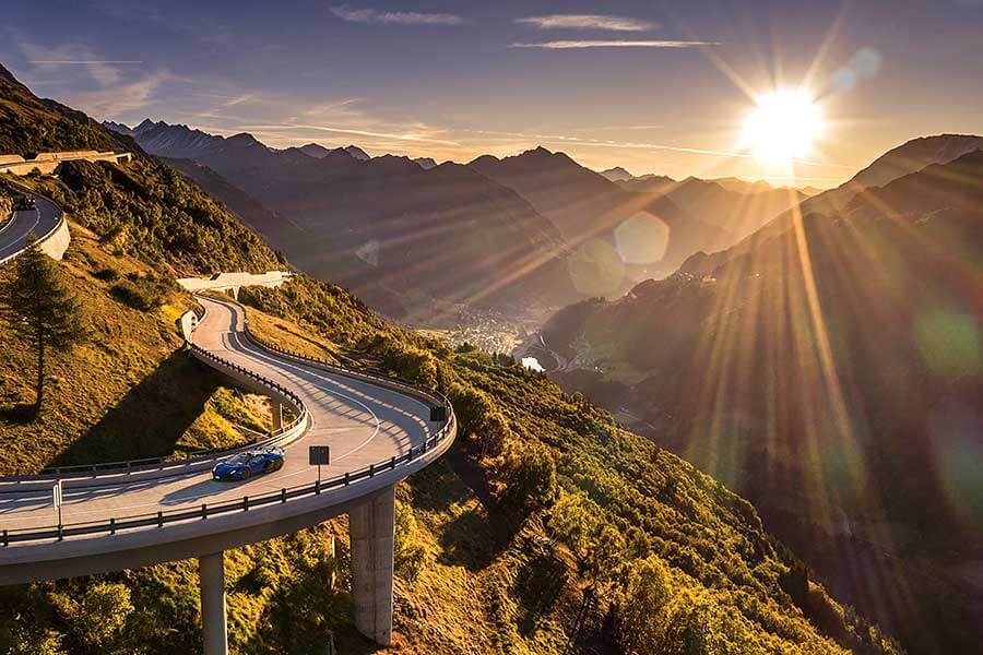 當藍寶送上門拜託你駕駛他們的Aventador絕響去英國,你當然會選一條漫長歸途。