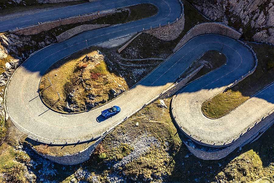 當藍寶送上門拜託你駕駛他們的Aventador絕響去英國，你當然會選一條漫長歸途。